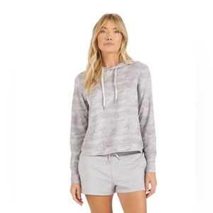 Vuori Halo Essential Hoodie; size medium; pale heather camo